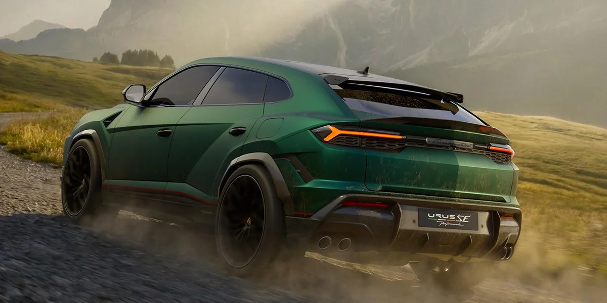 Rear three-quarter view of the 2027 Lamborghini Urus SE Performante.