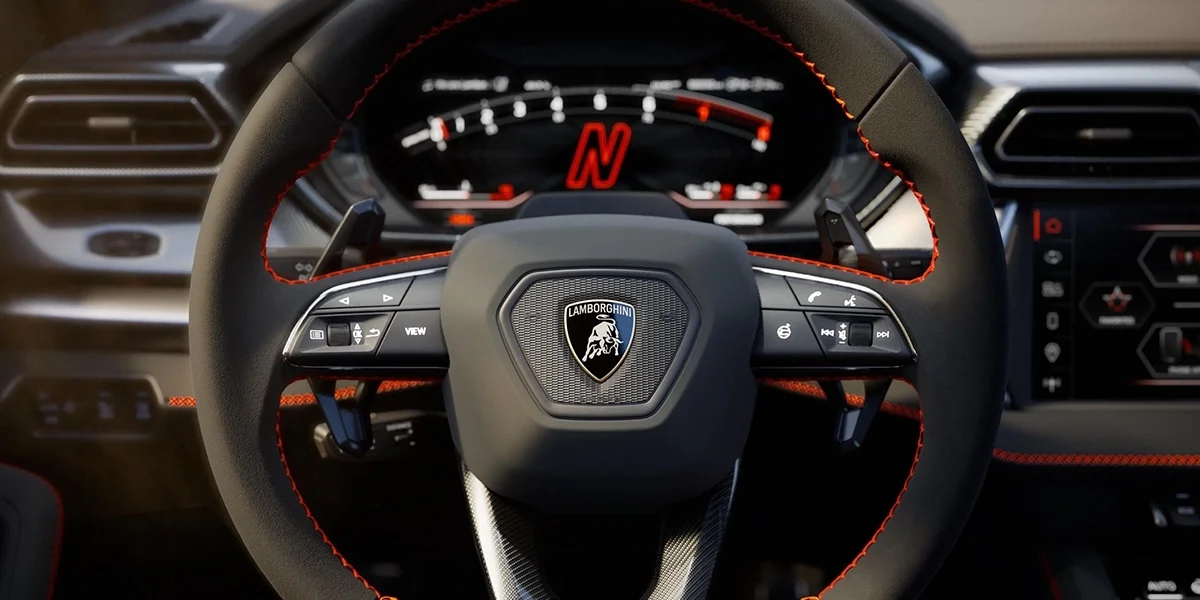 Carbon-fiber detail of the 2027 Lamborghini Urus SE Performante.